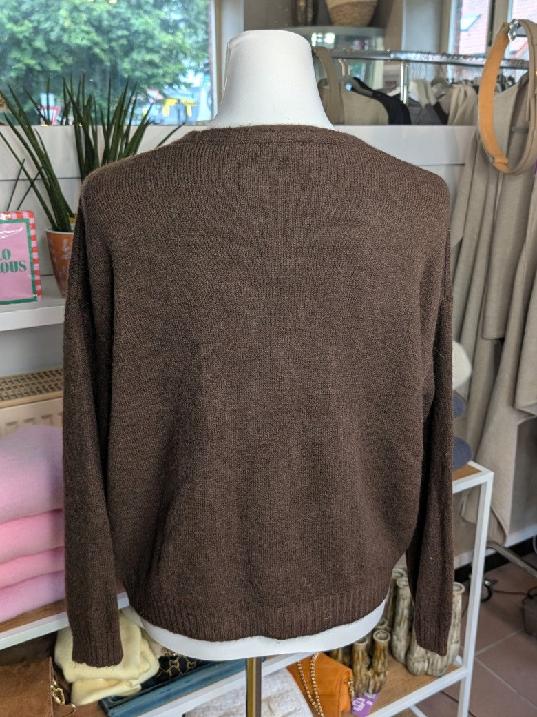 Superweicher Flausch Cardigan von La Maglia in Coffee Braun mit V-Ausschnitt aus Alpaka-Wolle verbindet zeitlose Eleganz mit leuchtender Leichtigkeit!