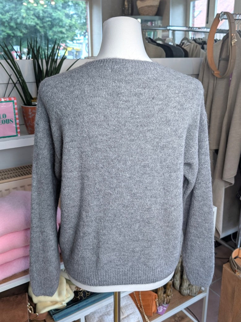 Superweicher Flausch Cardigan von La Maglia in Hell Grau mit Rundhals-Ausschnitt aus Alpaka-Wolle verbindet zeitlose Eleganz mit leuchtender Leichtigkeit!