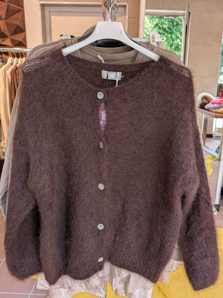 Fühle dich behaglich und stilvoll mit unserer Cardigan Strickjacke aus 80% Mohair 18% Nylon in Coffee Braun mit Perlmuttknöpfen. Perfekt für alle Gelegenheiten!