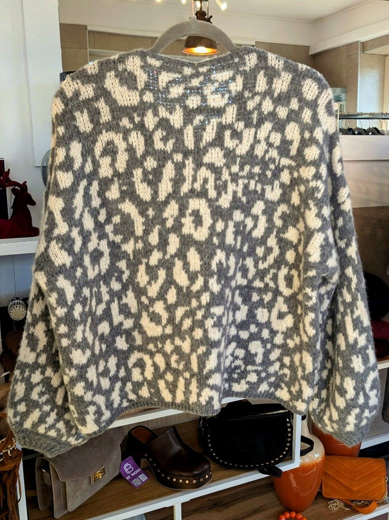 Das hellgraue Design mit Leo Muster in Weiß und die eleganten Schleifen verleihen jedem Outfit einen Hauch von Extravaganz - für Alltag oder besondere Anlässe!