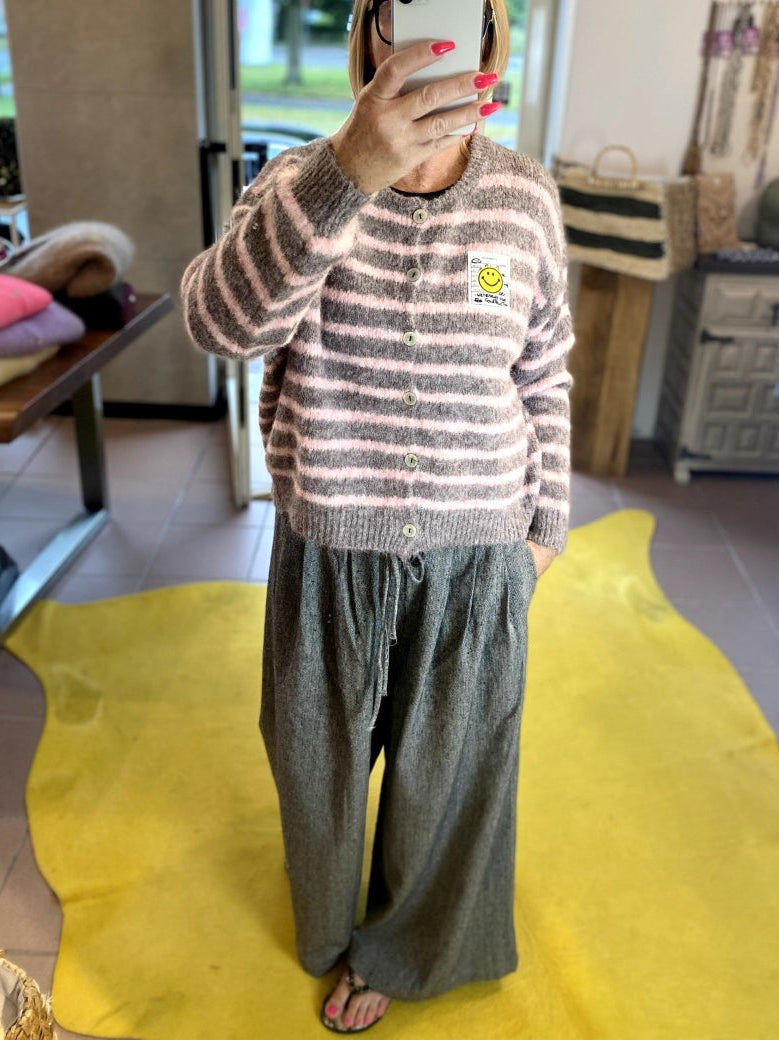 Die gestreifte Cardigan-Strickjacke in zartem Dark Taupe und Rosa bringt mit ihrem gelben Smiley-Aufnäher und Perlmuttknöpfen gute Laune in jeden Look!