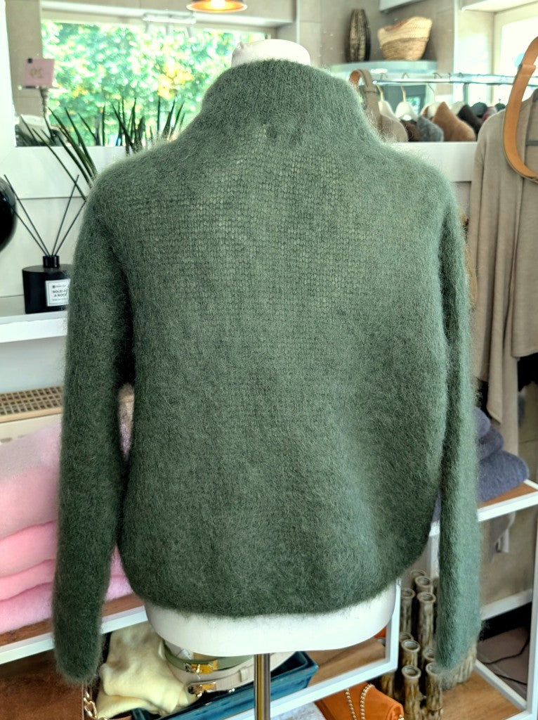 Elegante Strickjacke aus luxuriösem 80% Soft Kid Mohair für unvergleichliche Weichheit und Wärmeisolation in trendigem Grünton mit Zipper Reißverschluss.