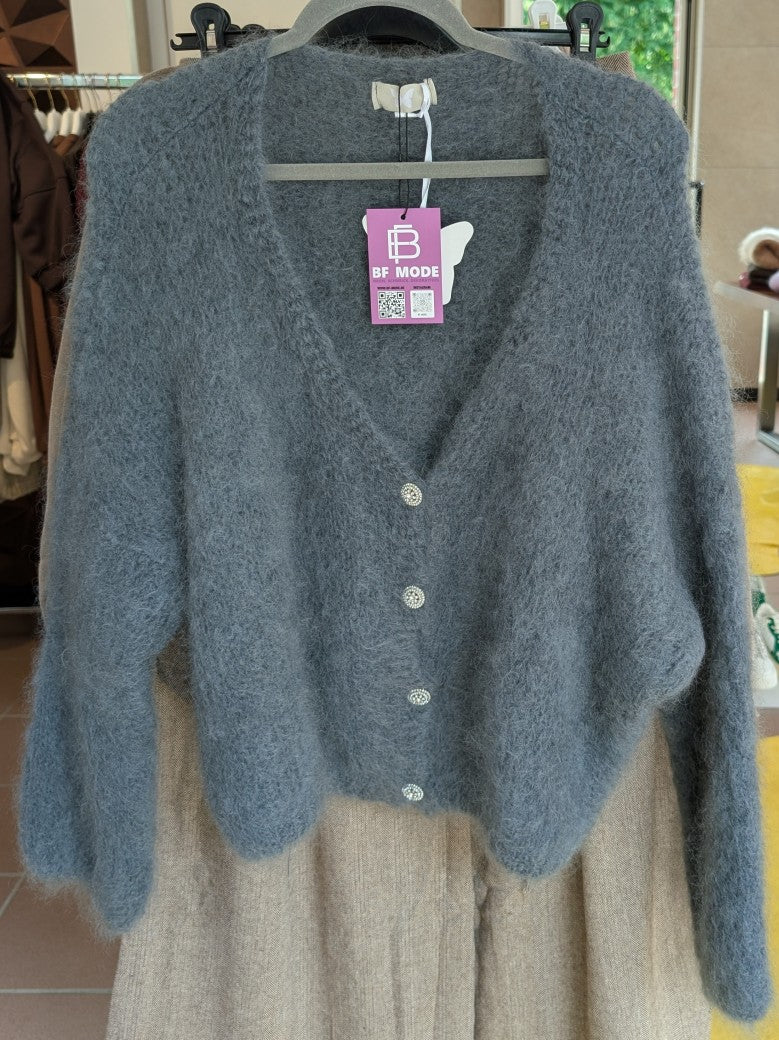 Behagliche stilvolle Cardigan Strickjacke aus 80% Mohair in klassischem Grau mit Silberknöpfen - perfekt für alle Gelegenheiten von lässig bis elegant!
