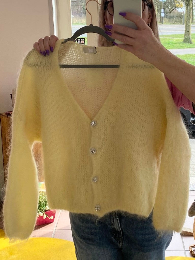 Behagliche stilvolle Cardigan Strickjacke aus 80% Mohair in hellem Gelb mit funkelnden Silberknöpfen - perfekt für alle Gelegenheiten von lässig bis elegant.