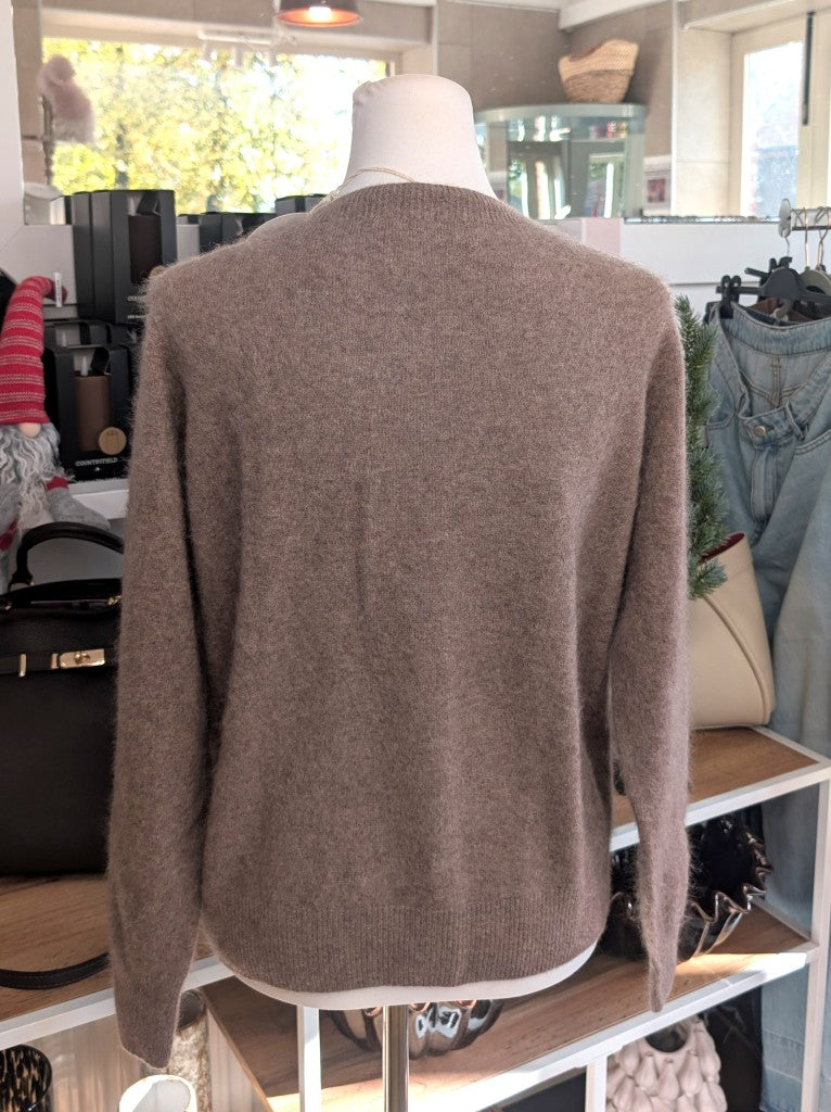 Elegante Strickjacke aus kostbarem Kaschmir mit Seidenanteil und feiner Wollmischung. Perfektes Layering-Piece aus Premium-Materialien für elegante Looks.