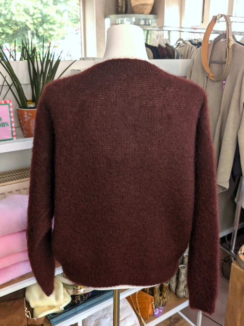 Fühle dich behaglich und stilvoll mit unserer Cardigan Strickjacke aus 80% Soft Kid Mohair Bordeaux Rot mit hellen Perlmuttknöpfen. Perfekt für alle Gelegenheiten