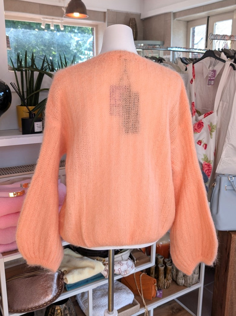 Raffinierter Cardigan mit ausdrucksstarken Ballonärmeln und weicher Mohair-Komposition aus 80% Kid Mohair – setze ein Koralle Statement mit diesem It-Piece!