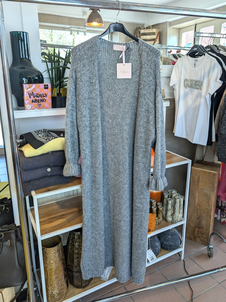 Der lange offene Cardigan in elegantem Grau bietet vielseitigen Komfort und zeitlosen Stil - ideal für lässige Looks oder als feiner Begleiter an kühlen Tagen!