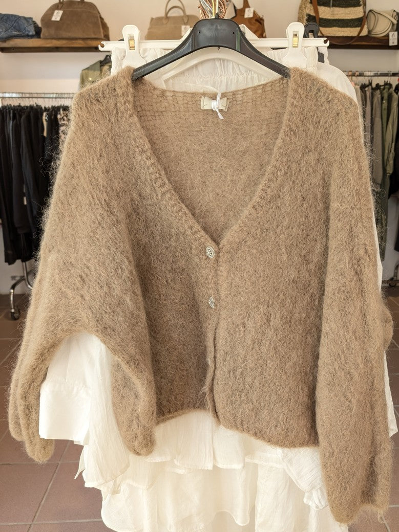 Behagliche stilvolle Cardigan Strickjacke aus 80% Mohair in Milchkaffee Braun mit funkelnden Silberknöpfen - perfekt für alle Gelegenheiten von lässig bis elegant.