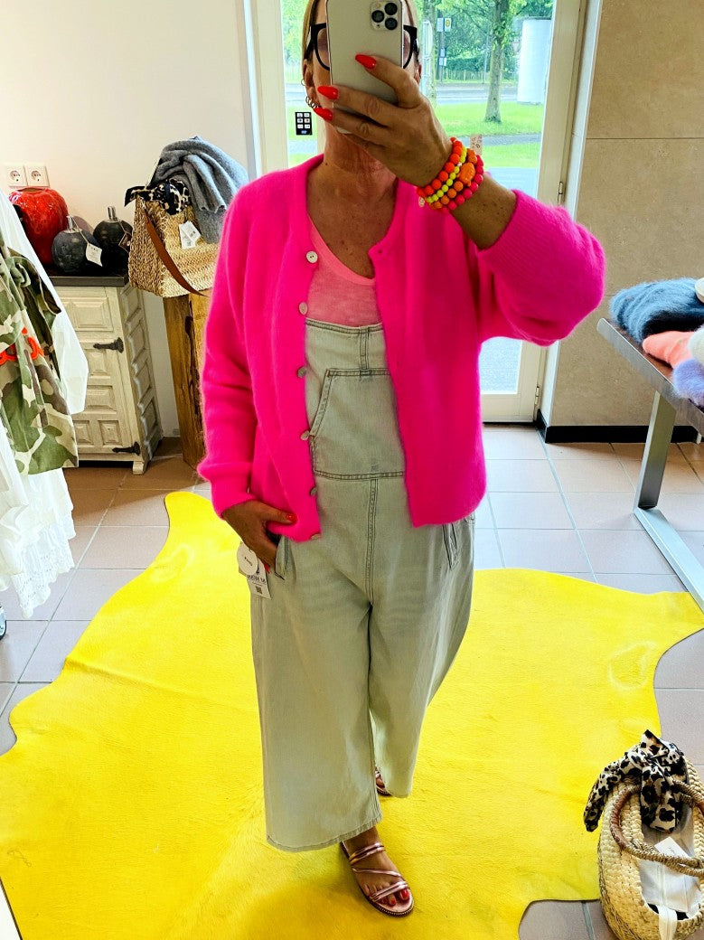 Leichte stilvolle Cardigan Strickjacke aus 52% Alpaka in leuchtendem Pink mit eleganten Perlmuttknöpfen - perfekt für alle Gelegenheiten von lässig bis elegant