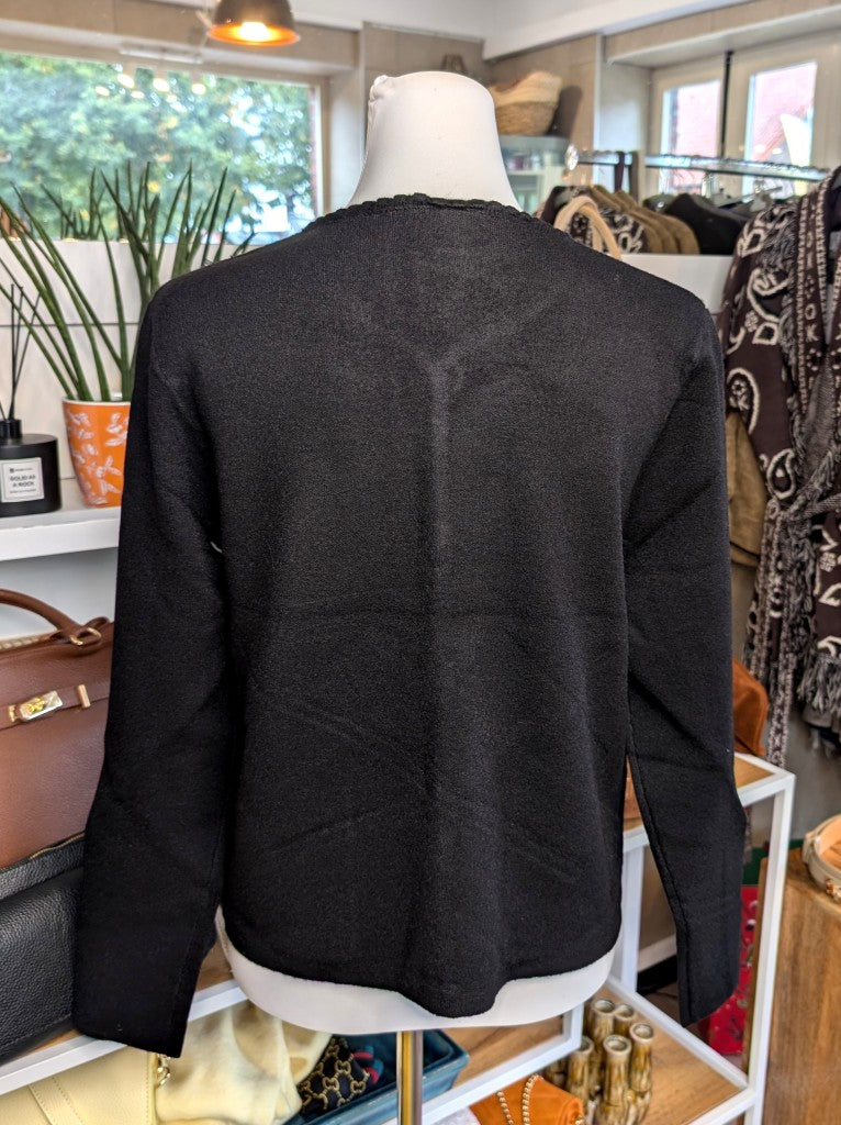 Elegante klassisch schwarze Strickjacke aus hochwertiger Viskose-Woll-Mischung mit Goldknöpfen, praktischen Taschen und zeitlosem Design - casual bis elegant