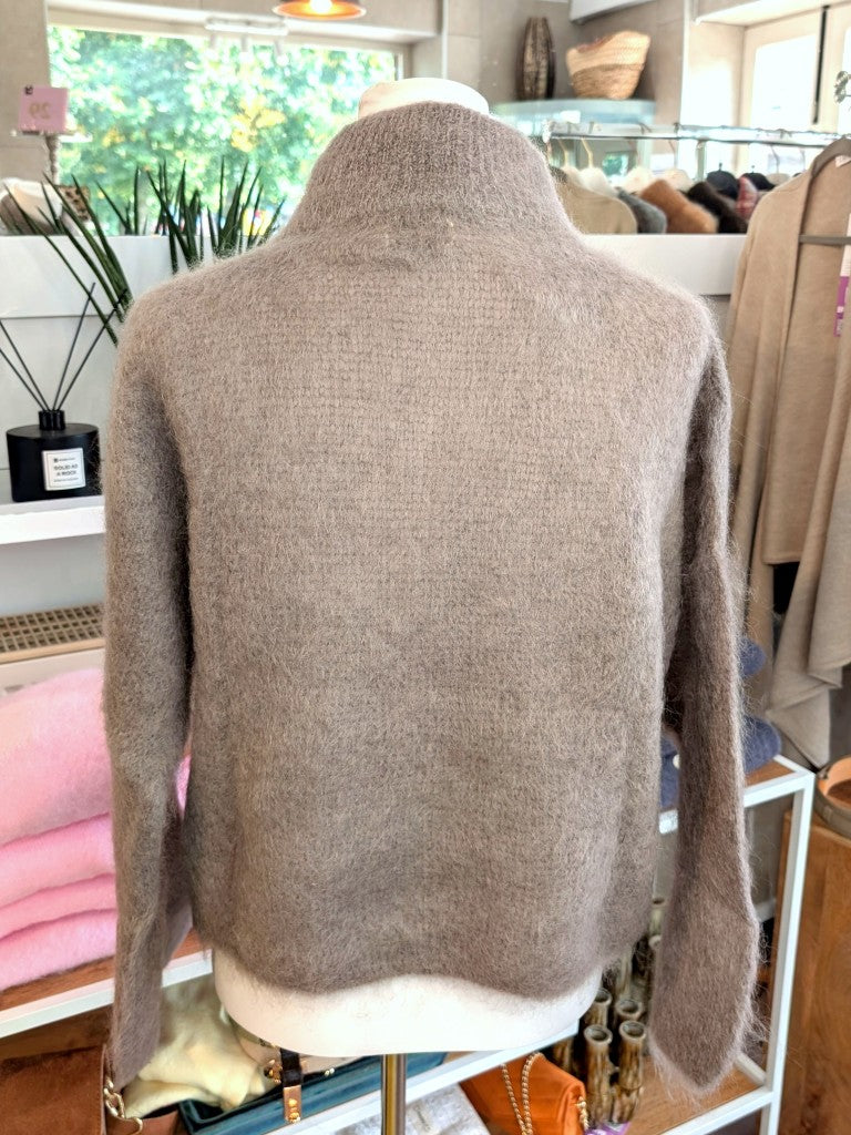 Elegante Strickjacke aus luxuriösem 80% Soft Kid Mohair für unvergleichliche Weichheit und Wärmeisolation in warmem Taupe mit Zipper Reißverschluss.