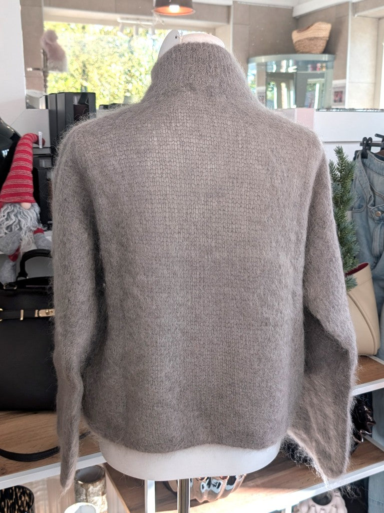Elegante Strickjacke aus luxuriösem 80% Soft Kid Mohair für unvergleichliche Weichheit und Wärmeisolation in warmem Taupe mit Zipper Reißverschluss.