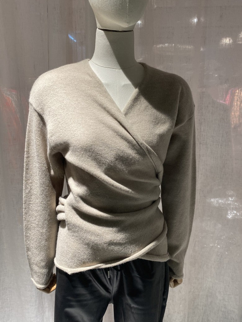 Elegante vielseitige schmeichelnde Wickeljacke aus fließender hochwertiger Viskose in warmem Taupe – das perfekte Layering-Piece für jeden Anlass!