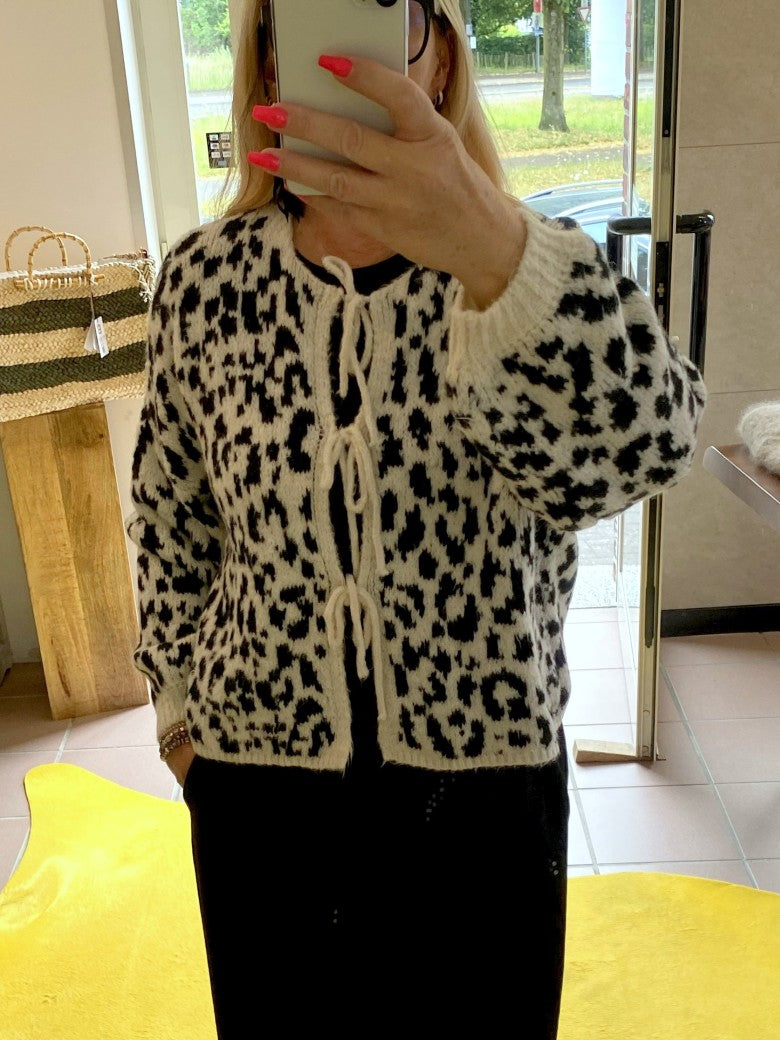 Das Créme Design mit Leo Muster in Schwarz und die eleganten Schleifen verleihen jedem Outfit einen Hauch von Extravaganz - für Alltag oder besondere Anlässe!