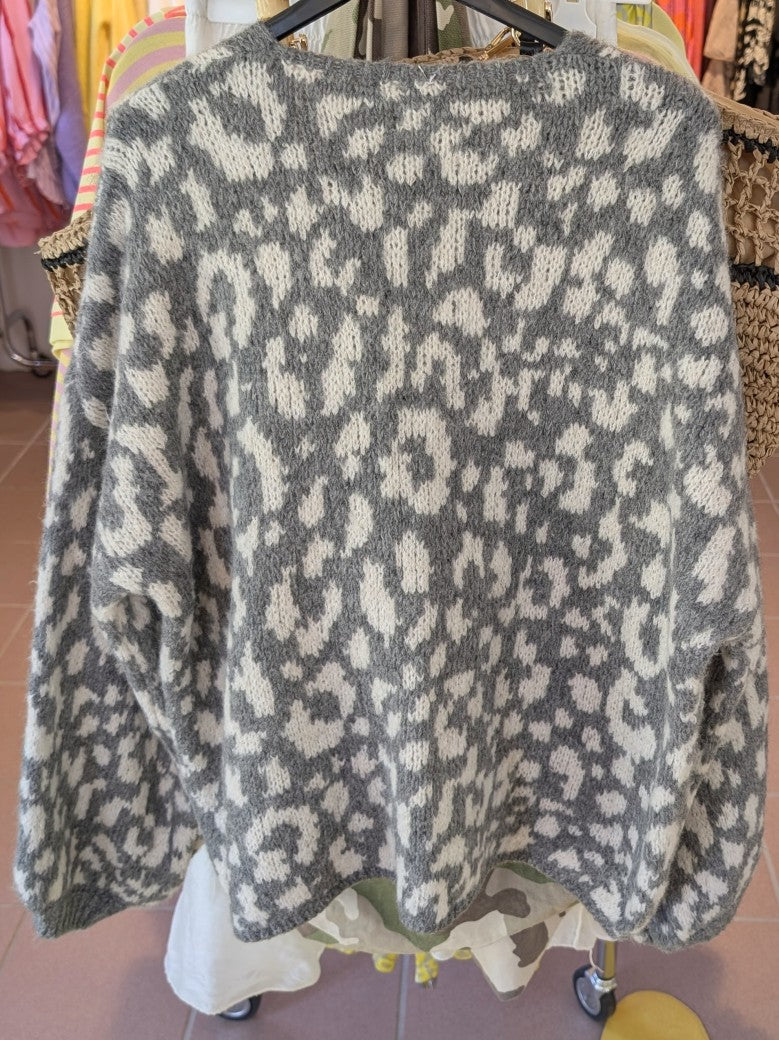 Das hellgraue Design mit Leo Muster in Weiß und die eleganten Schleifen verleihen jedem Outfit einen Hauch von Extravaganz - für Alltag oder besondere Anlässe!