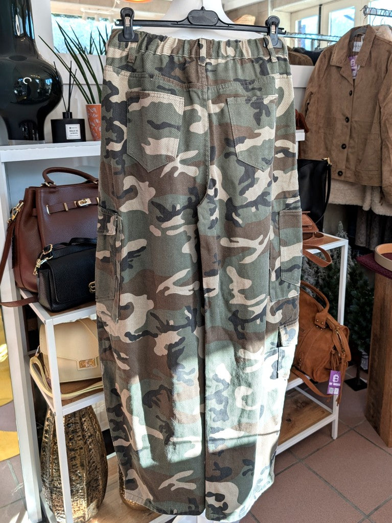 Lässige Cargo Jeanshose im angesagten Barrel- und Ballon-Stil weites Bein in Camouflage Khaki Grün Beige Braun Schwarz - ideal für urbanen Look und Alltagsstil.