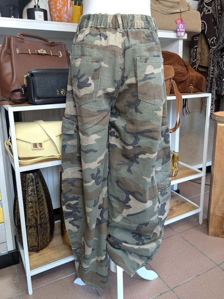 Lässige Cargo Jeanshose im angesagten Barrel- und Ballon-Stil weites Bein in Camouflage Khaki Grün Beige Braun Schwarz - ideal für urbanen Look und Alltagsstil.