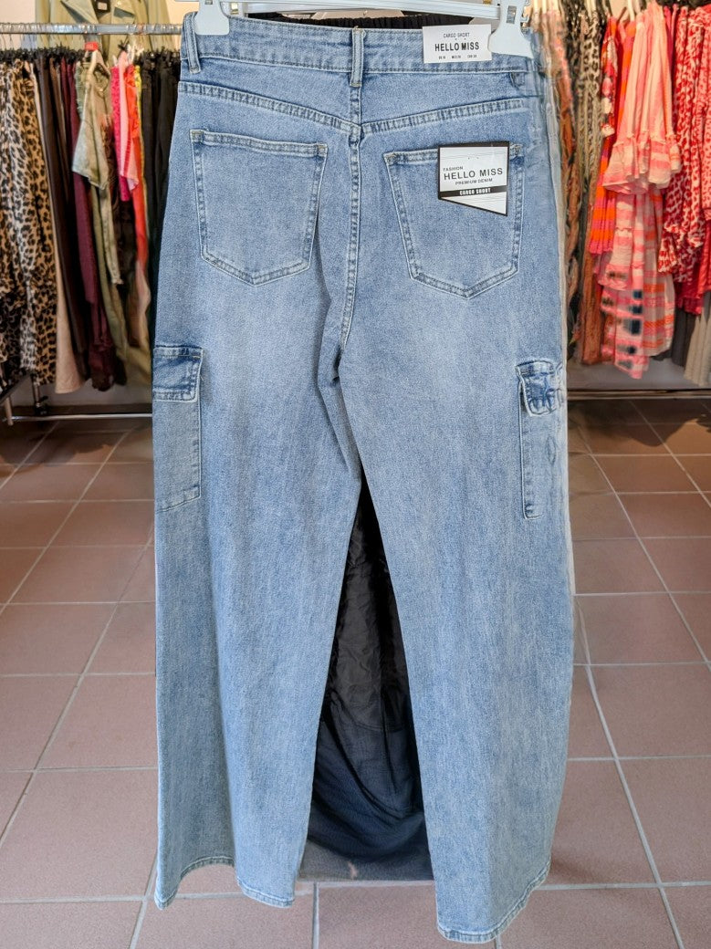 Die moderne Cargo Jeanshose mit Seitentaschen von HELLO MISS vereint stilvolles Design und hohen Tragekomfort für modebewusste Frauen, die Funktionalität lieben!