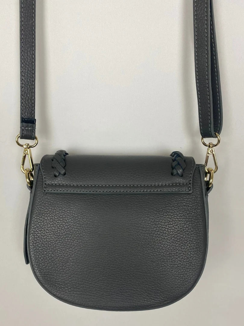 Diese Boho Handtasche im Chloé Stil in Anthrazit aus Echtleder ist ideal für den täglichen Gebrauch. Ein Must-Have für jede modebewusste Frau! Made in Italy