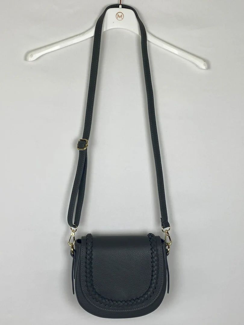 Diese Boho Handtasche im Chloé Stil in Anthrazit aus Echtleder ist ideal für den täglichen Gebrauch. Ein Must-Have für jede modebewusste Frau! Made in Italy