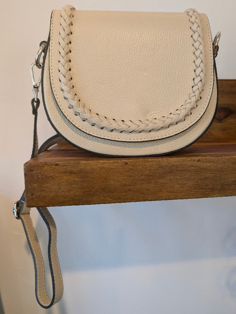 Diese Boho Handtasche im Chloé Stil in Créme aus Echtleder ist ideal für den täglichen Gebrauch. Ein Must-Have für jede modebewusste Frau! Made in Italy