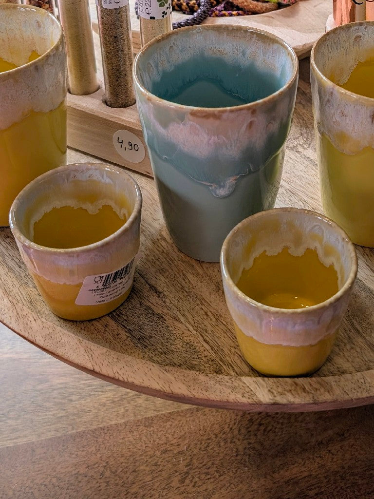 Genießen Sie Ihren morgendlichen Espresso mit unserem Becher aus hochwertigem Steingut. Starten Sie Ihren Tag voller Energie und Stil!