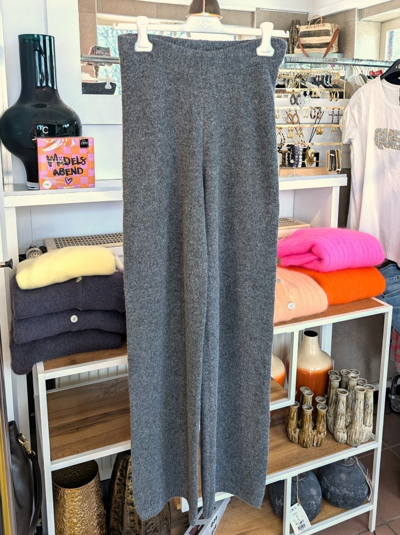 Die Feinstrick Hose von EFFENY aus Viskose und Nylon in elegantem Anthrazit Grau vereint Komfort und Stil. Perfekt für entspannte Tage oder schicke Casual-Looks!