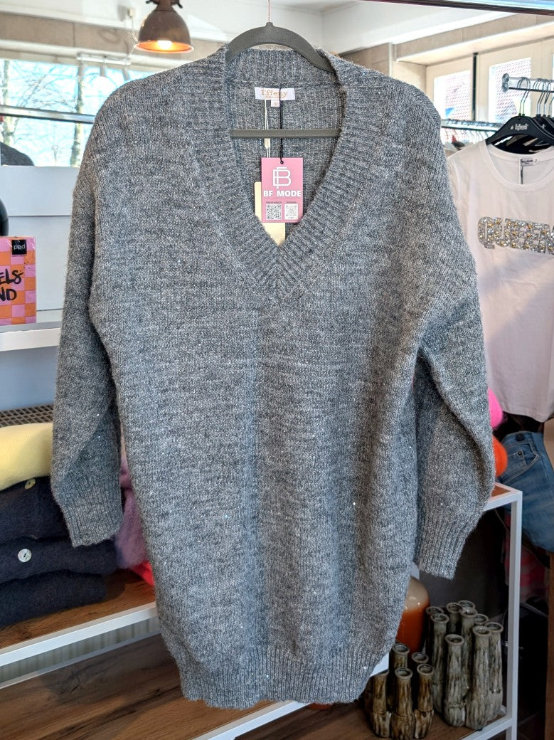 Eleganter Maxi Pullover aus weicher Viskose in zartem Hellgrau. Das vielseitige Stück vereint Komfort und Stil – perfekt als Pullover oder Kleid tragbar. Effeny