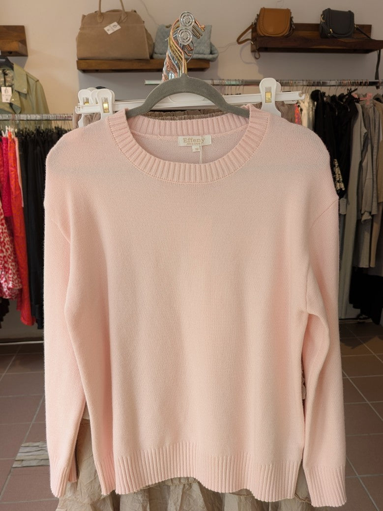 Dieser Feinstrick Pullover in zartem Rosa aus hochwertiger Viskose bietet angenehmen Tragekomfort und eine schmeichelhafte Passform in One Size.