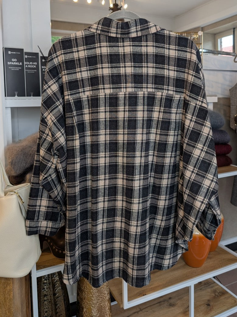 Das lässige Flanell Holzfallerhemd besticht durch sein flauschiges dickes Material mit zeitlosem Karo-Design - für angenehme Wärme und Komfort an kühlen Tagen!