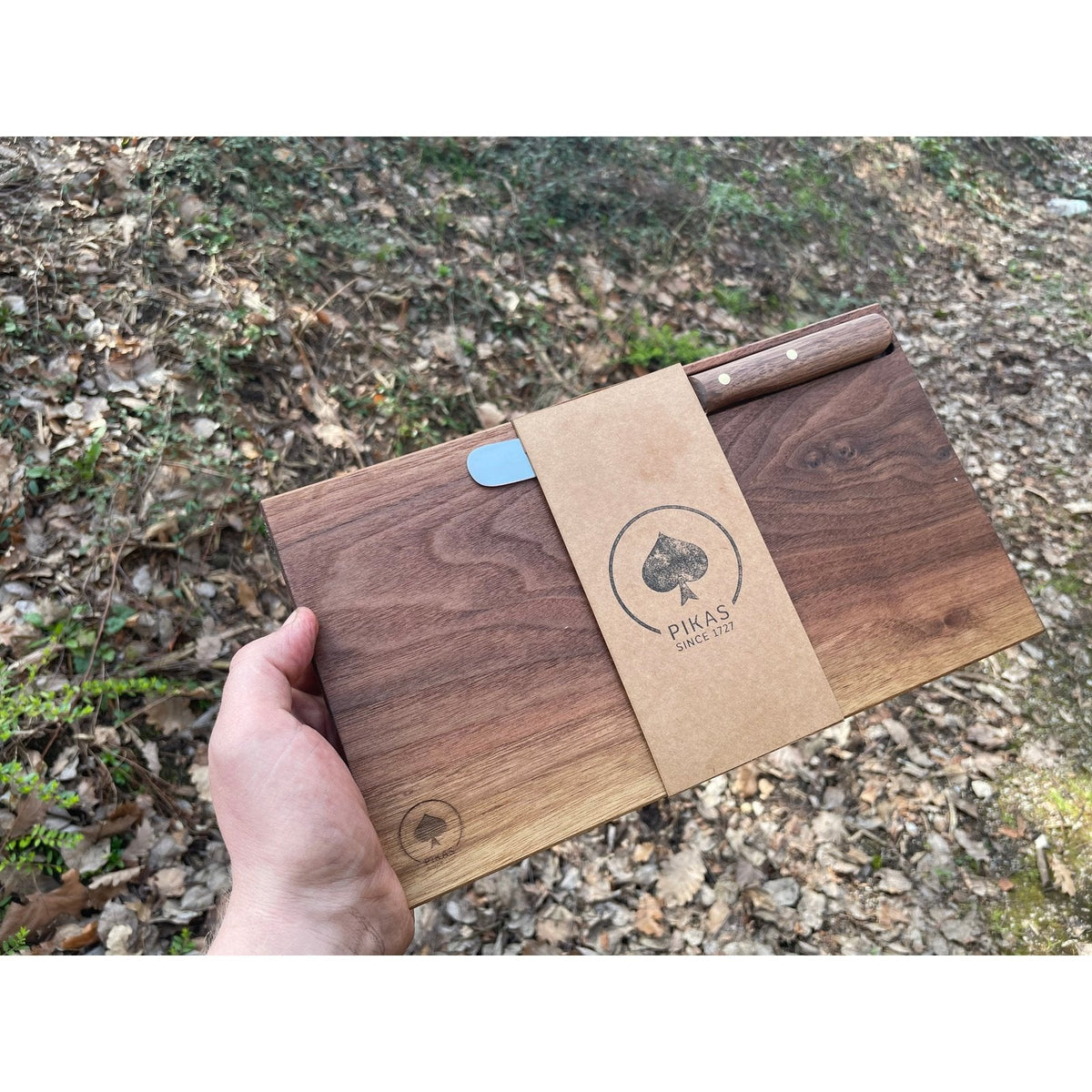 Walnuss Holzbrettchen Massivholz mit Buckelsmesser