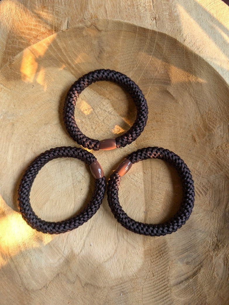 Das elastische Haargummi im trendigen Kknekki-Stil vereint Funktionalität mit modischem Chic - bequem als Armband oder schnell schonend die Haare zusammenbinden