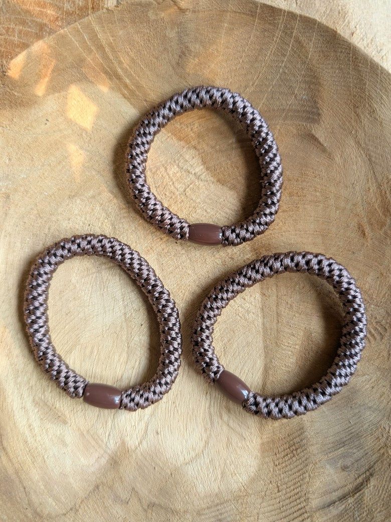 Das elastische Haargummi im trendigen Kknekki-Stil vereint Funktionalität mit modischem Chic - bequem als Armband oder schnell schonend die Haare zusammenbinden