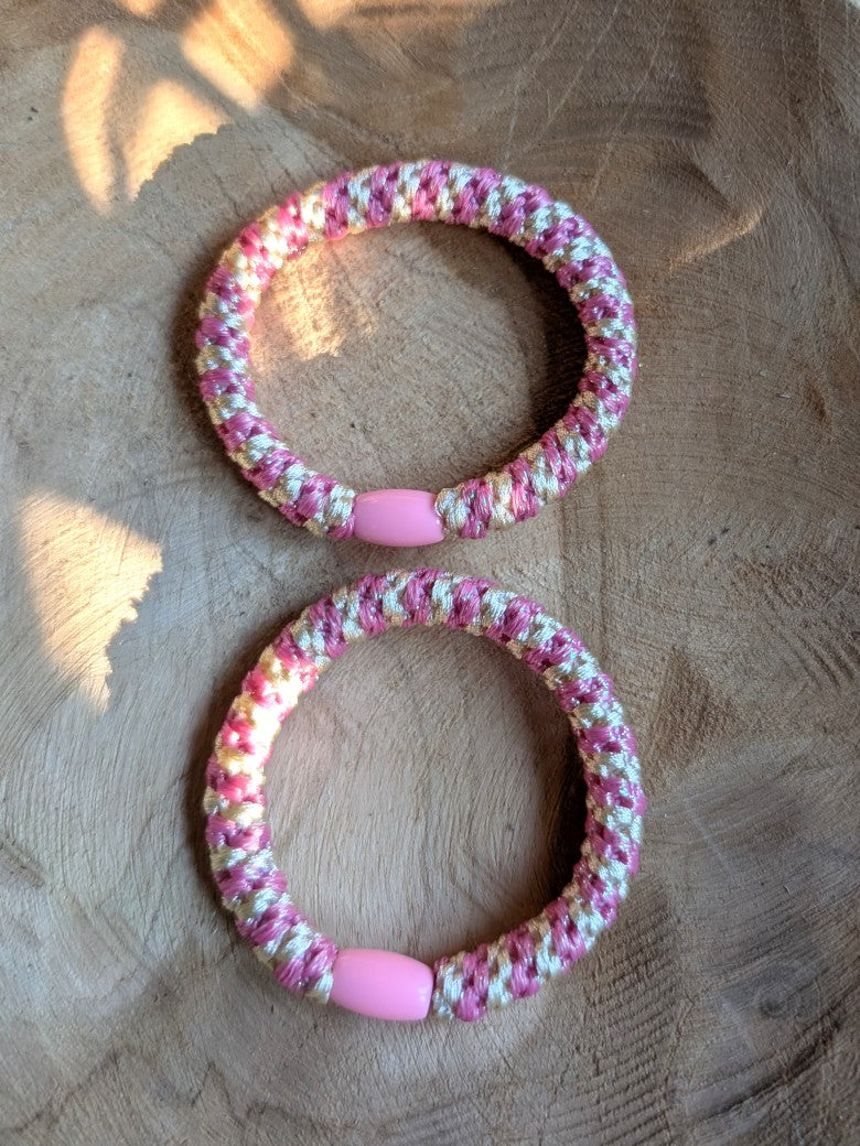 Das elastische Haargummi im trendigen Kknekki-Stil vereint Funktionalität mit modischem Chic - bequem als Armband oder schnell schonend die Haare zusammenbinden