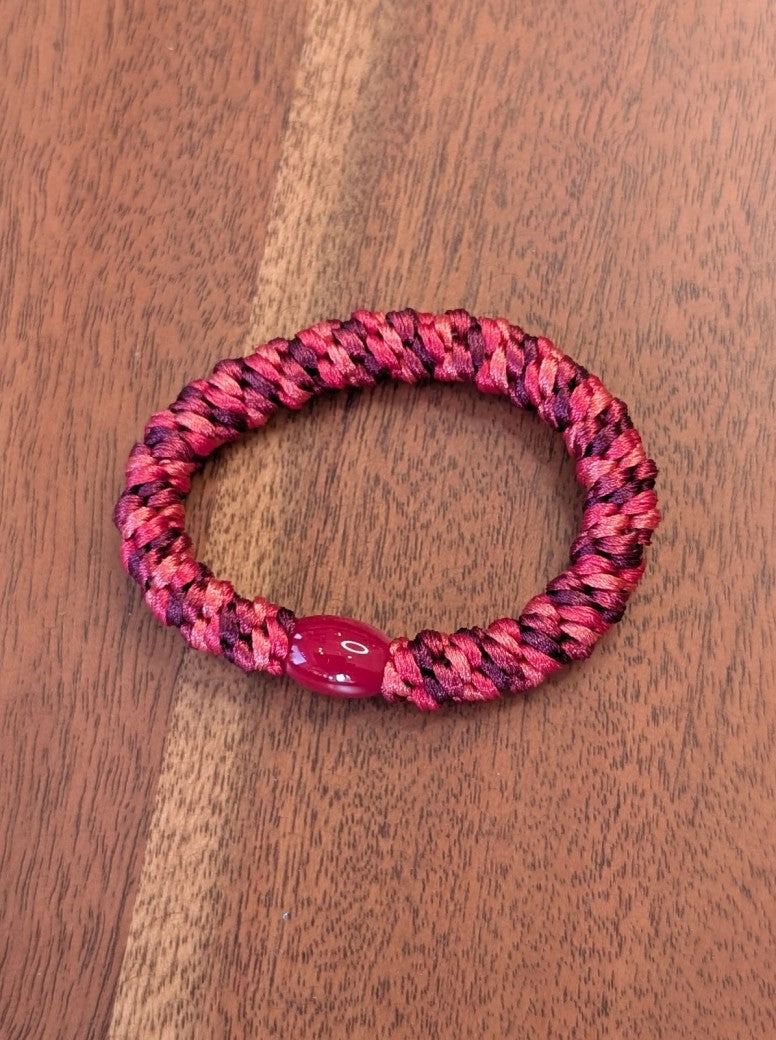 Das elastische Haargummi im trendigen Kknekki-Stil vereint Funktionalität mit modischem Chic - bequem als Armband oder schnell schonend die Haare zusammenbinden!