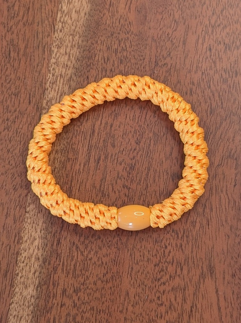 Das elastische Haargummi im trendigen Kknekki-Stil vereint Funktionalität mit modischem Chic - bequem als Armband oder schnell schonend die Haare zusammenbinden!