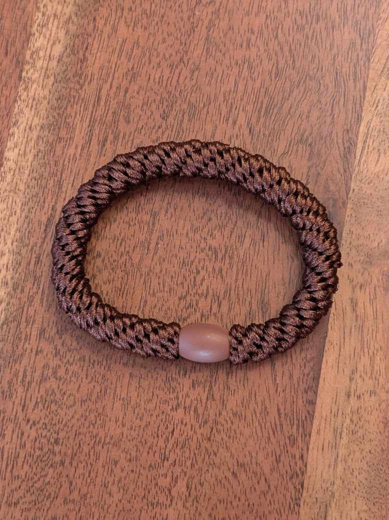 Das elastische Haargummi im trendigen Kknekki-Stil vereint Funktionalität mit modischem Chic - bequem als Armband oder schnell schonend die Haare zusammenbinden!
