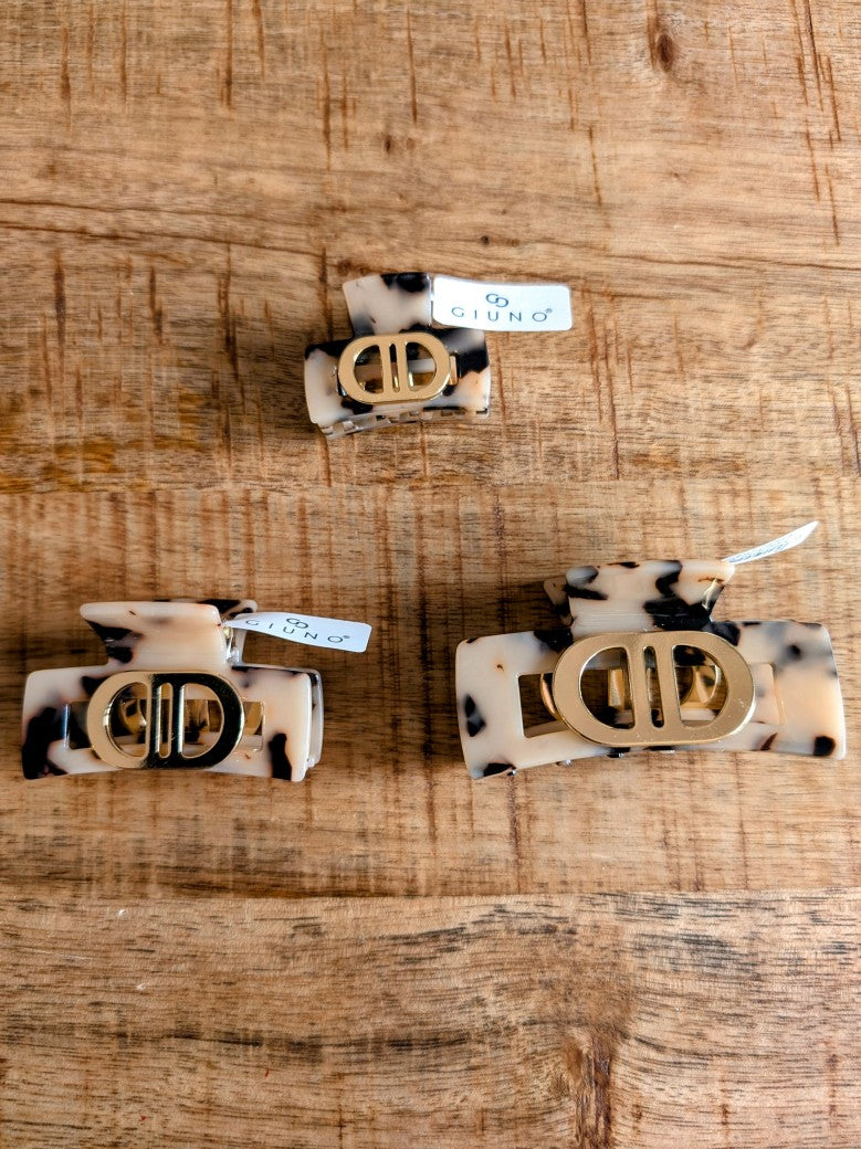 Setze mit der Haarklammer im Dior-Stil ein modisches Statement. Das elegante Leo-Muster in Beige, Braun und Schwarz verleiht eine zeitlose Note bei jedem Anlass!