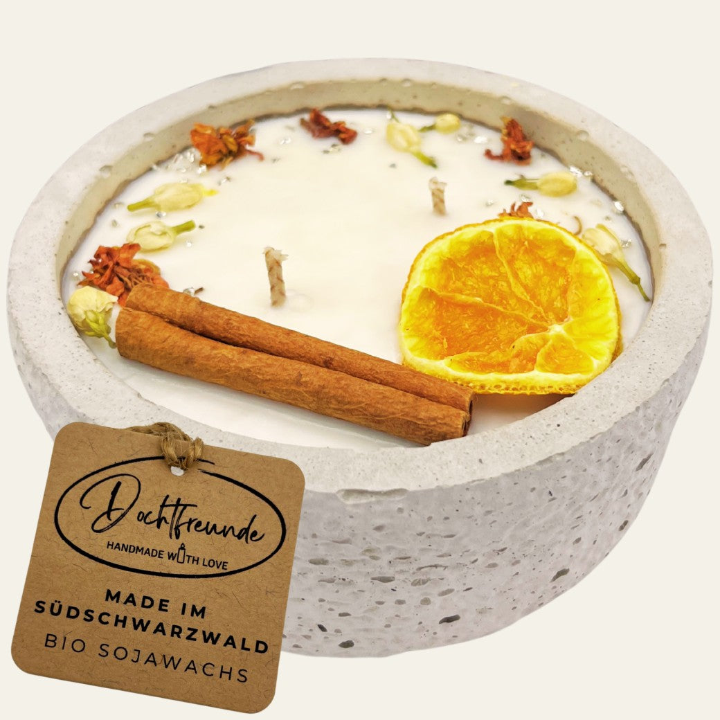 Stilvolle handgemachte Aroma Sojawachskerze für Ihr Zuhause. Mit Blütenverzierung und hochwertigem Baumwolldocht aus dem Südschwarzwald!