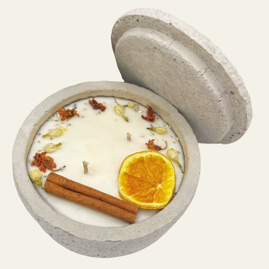 Stilvolle handgemachte Aroma Sojawachskerze für Ihr Zuhause. Mit Blütenverzierung und hochwertigem Baumwolldocht aus dem Südschwarzwald!