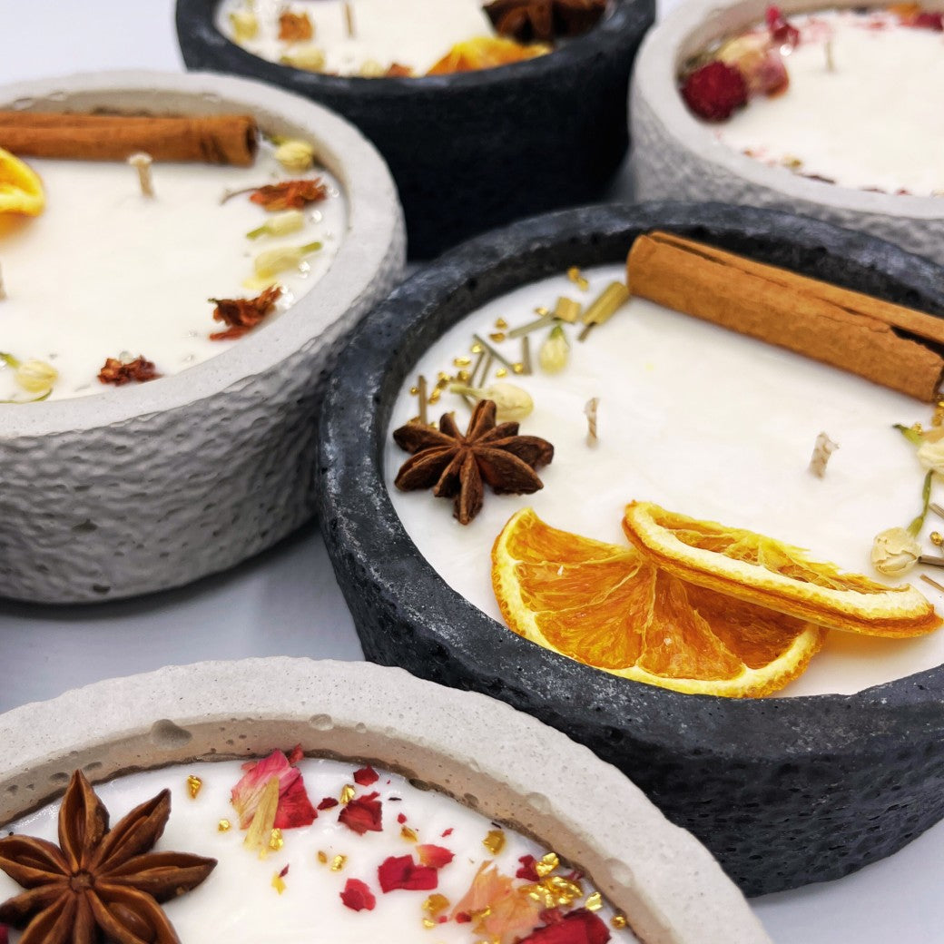 Stilvolle handgemachte Aroma Sojawachskerze für Ihr Zuhause. Mit Blütenverzierung und hochwertigem Baumwolldocht aus dem Südschwarzwald!