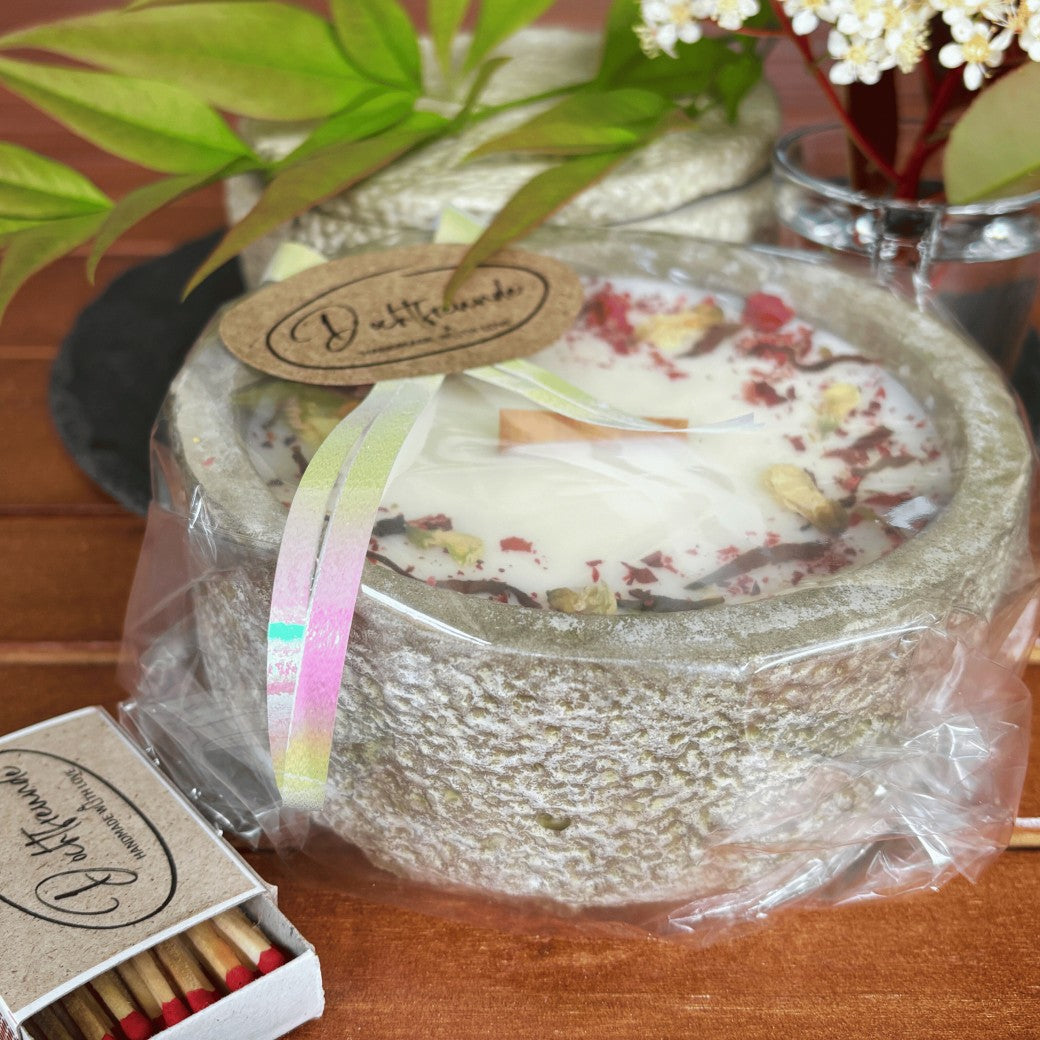 Stilvolle handgemachte Aroma Sojawachskerze für Ihr Zuhause. Mit Blütenverzierung und hochwertigem Baumwolldocht aus dem Südschwarzwald!