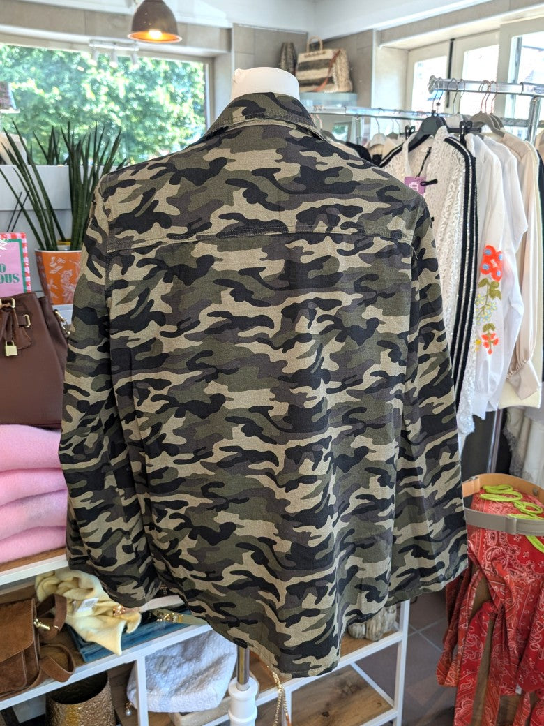 Oversized Camouflage-Hemd in klassischen Erdtönen Khaki Braun Schwarz Beige. Das Hemd besticht durch markante Schulterpolster für modernen trendigen Look.