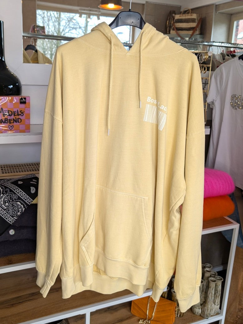Das Boss Lady Backprint-Design im Vintage Used Look Butter Yellow Gelb Weiß setzt ein trendiges gelebtes selbstbewusstes Zeichen - perfekt für entspannte Tage!