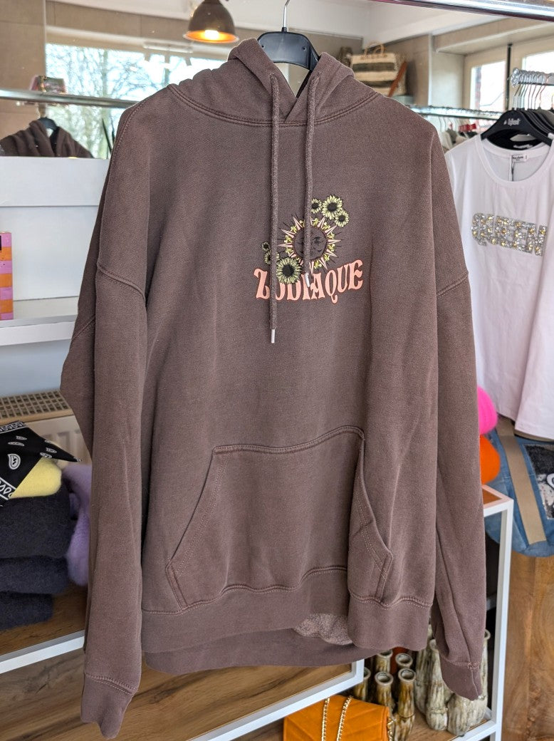 Sternzeichengürtel trifft urbanen Style: Dieser oversized Hoodie besticht durch ein mystisches Backprint-Design in harmonischen Farbtönen im Vintage Used Look!