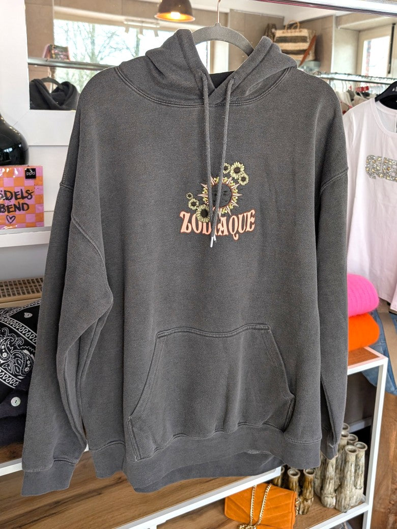 Sternzeichengürtel trifft urbanen Style: Dieser oversized Hoodie besticht durch ein mystisches Backprint-Design in harmonischen Farbtönen im Vintage Used Look!