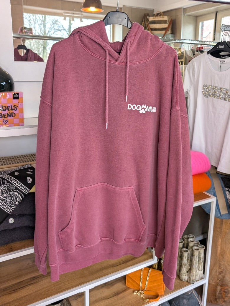 Der gemütliche oversized Hoodie "Dog Mum" Backprint im Vintage Used Look hat sehr viel Liebe zum Detail in Farbkombination Brombeer Weiß - für alle Hundemamas!