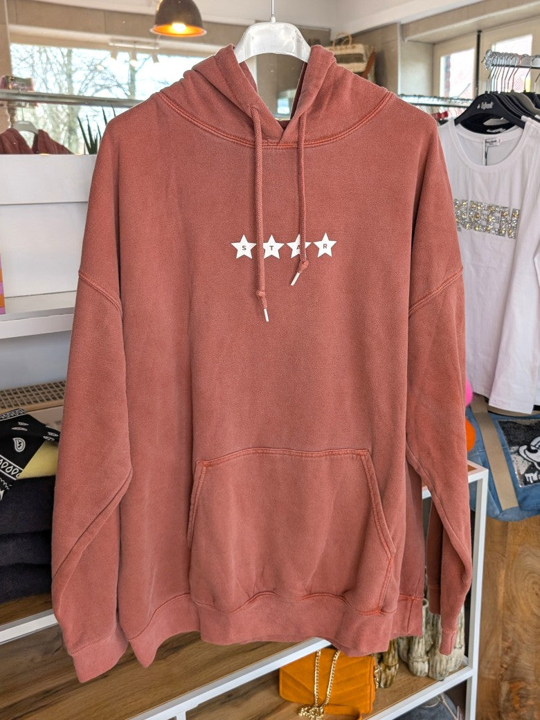 Dieser oversized Hoodie vereint Vintage-Charme mit modernem Design und charakteristischem Star Girl Backprint in Altrosa Rostbraun Creme- setze ein Statement!