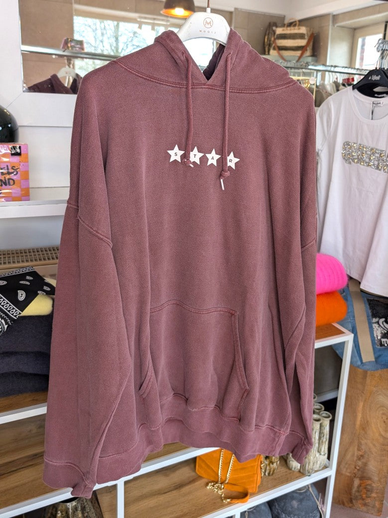 Dieser oversized Hoodie vereint Vintage-Charme mit modernem Design und charakteristischem Star Girl Backprint in Brombeer und Creme- setze ein Statement!